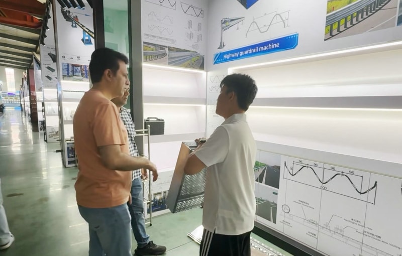 00 后外貿新兵亮眼！中拓業務員詳解聲屏障 / 橫剪線 以專業打動巴鐵開啟冷彎設備合作